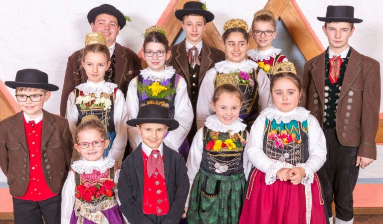 Kindervolkstanzgruppe mit Tracht